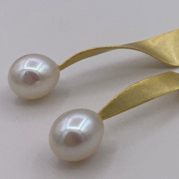 Earring, NWOT, solid 925 sterling silver, 22 Karat gold, real pearl, 2 in. drop - Picture 3 of 11